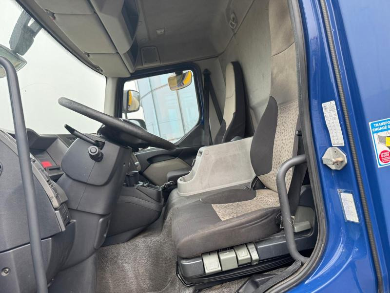 Фото интерьера 1: Грузовик с закрытым кузовом Renault Midlum 270 DXI