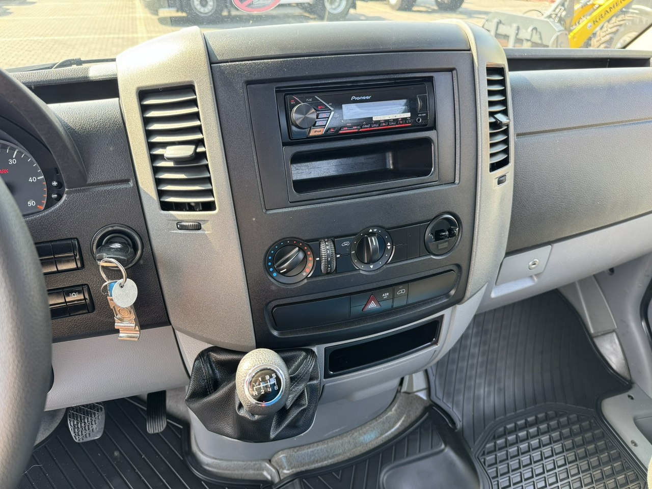 Грузовик с подъемником Mercedes Sprinter: фото 30