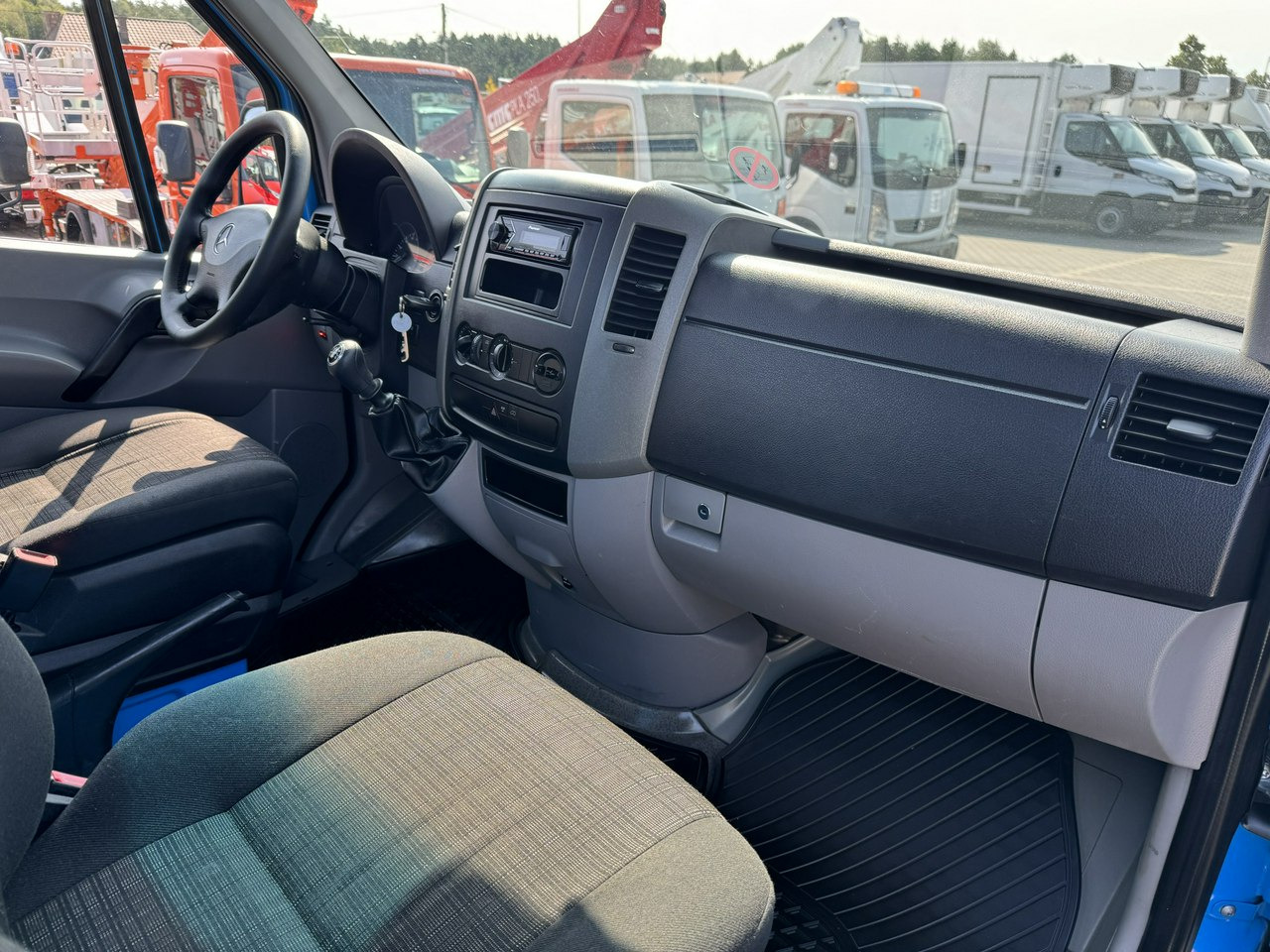 Грузовик с подъемником Mercedes Sprinter: фото 33