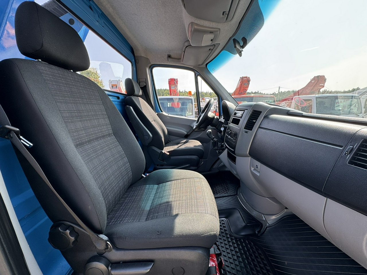 Грузовик с подъемником Mercedes Sprinter: фото 32
