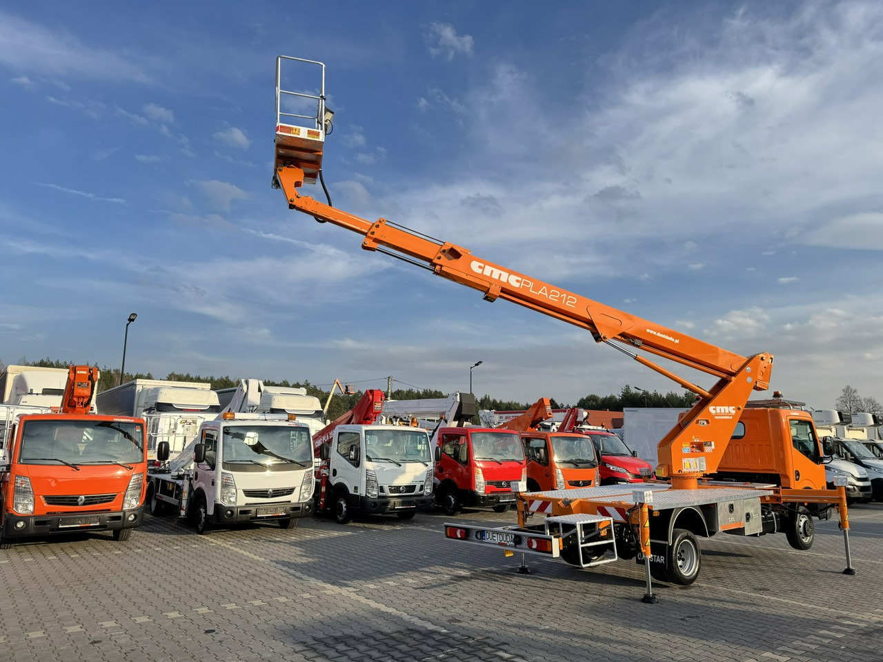Грузовик с подъемником Nissan Cabstar: фото 24
