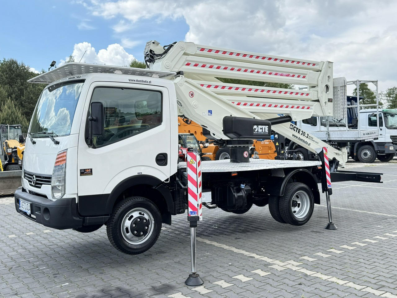 Nissan Cabstar - Грузовик с подъемником: фото 4 Nissan Cabstar - Грузовик с подъемником: фото 4