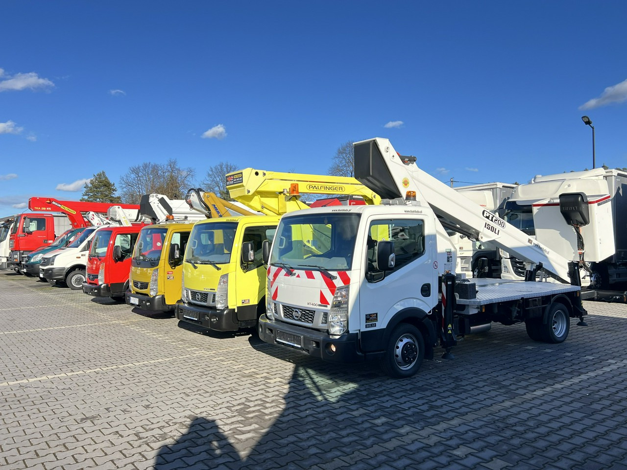 Nissan Cabstar - Грузовик с подъемником: фото 1 Nissan Cabstar - Грузовик с подъемником: фото 1