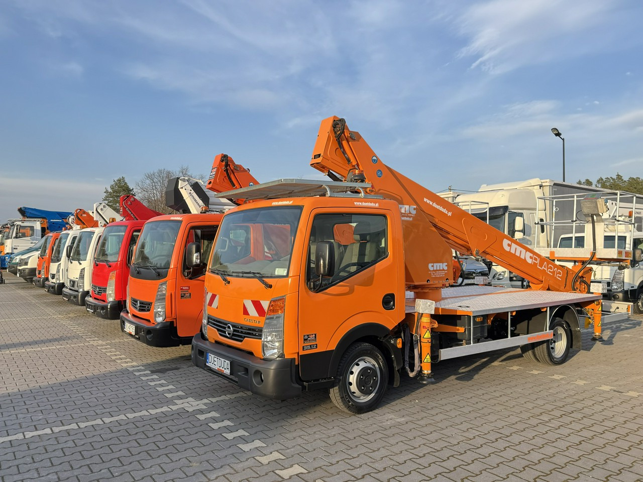 Nissan Cabstar - Грузовик с подъемником: фото 1 Nissan Cabstar - Грузовик с подъемником: фото 1