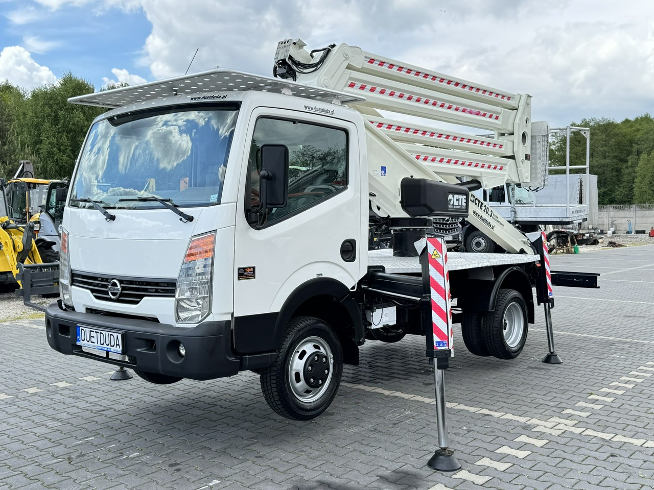 Nissan Cabstar - Грузовик с подъемником: фото 2 Nissan Cabstar - Грузовик с подъемником: фото 2