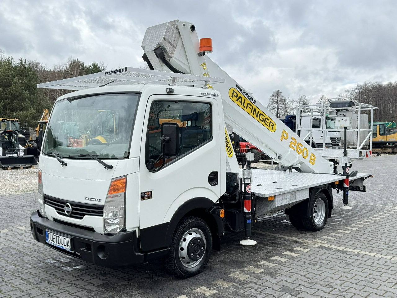 Nissan Cabstar - Грузовик с подъемником: фото 4 Nissan Cabstar - Грузовик с подъемником: фото 4
