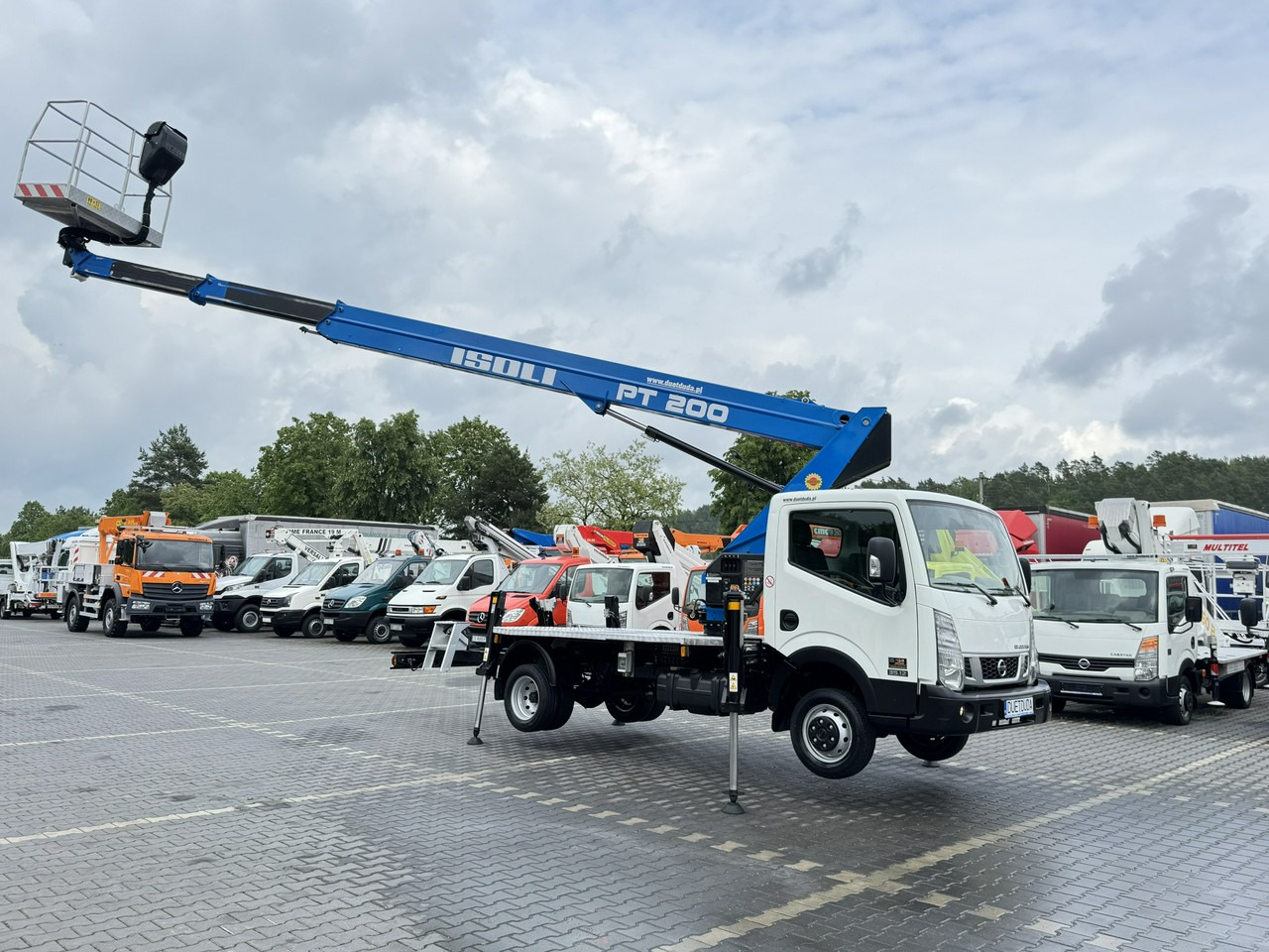 Nissan Cabstar - Грузовик с подъемником: фото 1 Nissan Cabstar - Грузовик с подъемником: фото 1
