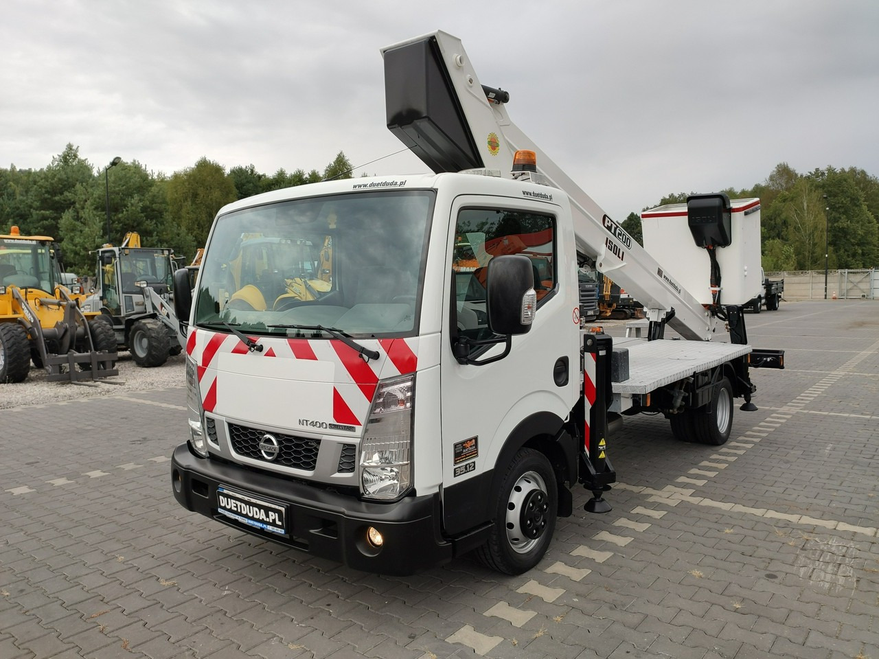 Nissan Cabstar - Грузовик с подъемником: фото 4 Nissan Cabstar - Грузовик с подъемником: фото 4