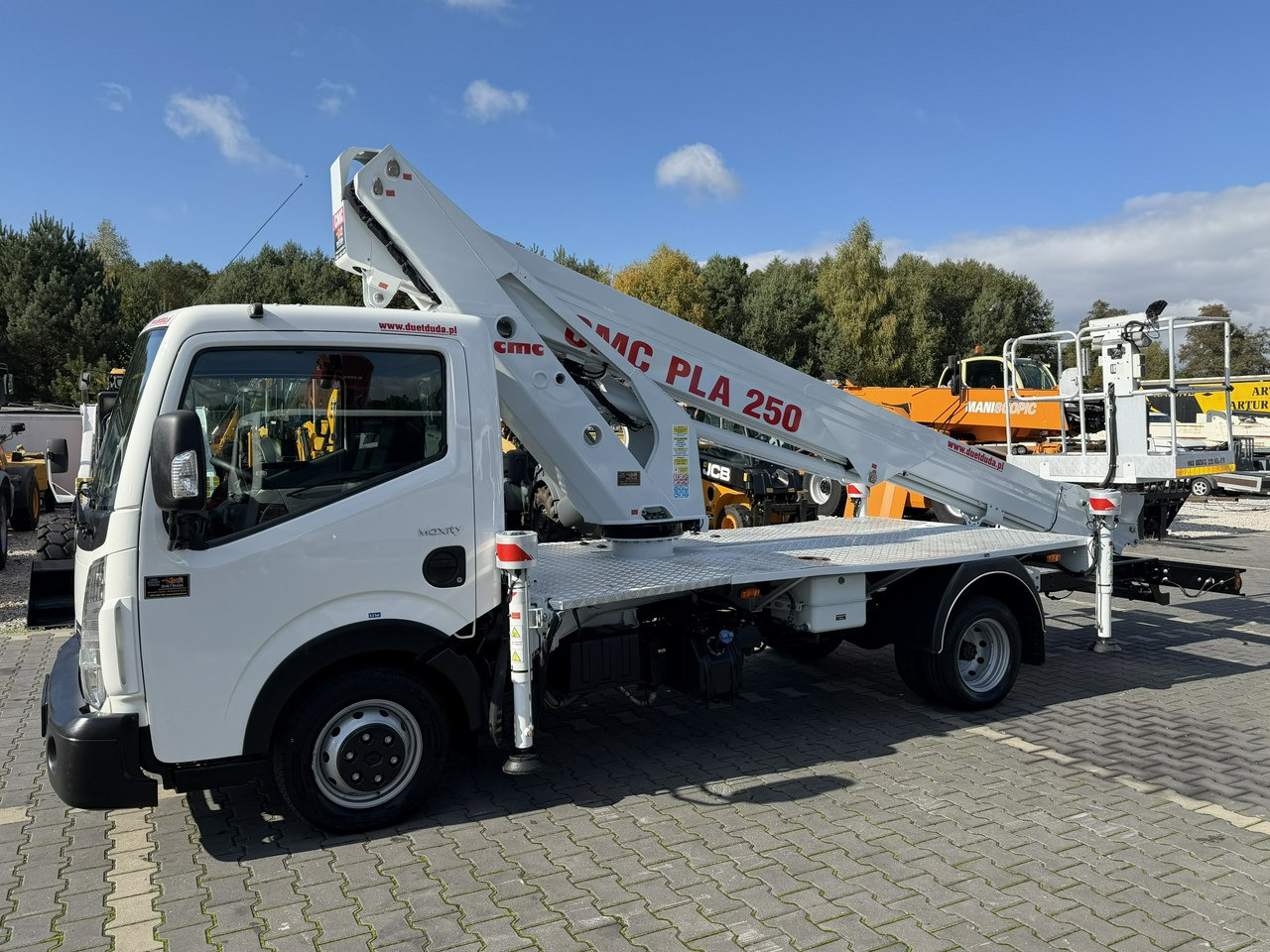 Renault Maxity - Грузовик с подъемником: фото 2 Renault Maxity - Грузовик с подъемником: фото 2