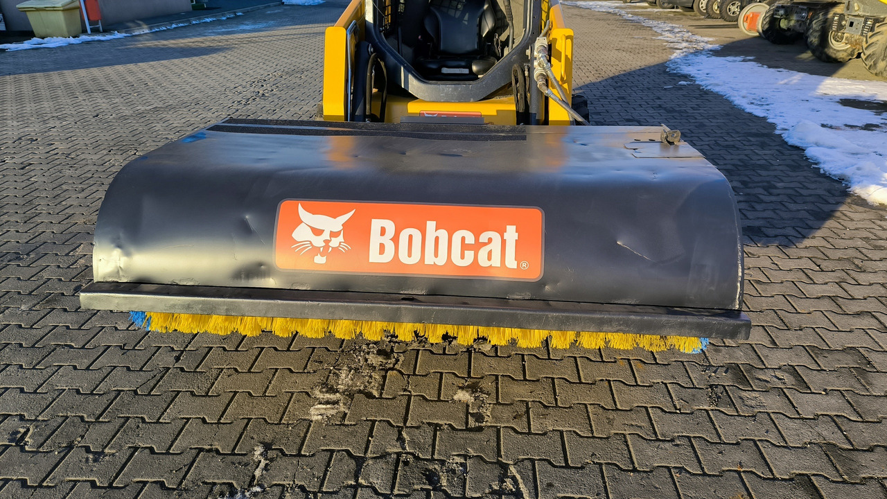 BOBCAT SWEEPER 72 - Щетка для Мини-погрузчиков с бортовым поворотом: фото 2 BOBCAT SWEEPER 72 - Щетка для Мини-погрузчиков с бортовым поворотом: фото 2