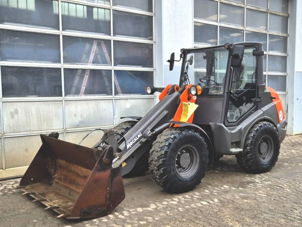 Mecalac AX 850 - Мини-погрузчик с бортовым поворотом: фото 2 Mecalac AX 850 - Мини-погрузчик с бортовым поворотом: фото 2