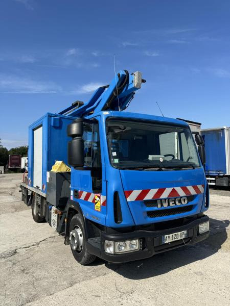 Iveco Eurocargo 100E18 - Грузовик с подъемником: фото 1 Iveco Eurocargo 100E18 - Грузовик с подъемником: фото 1