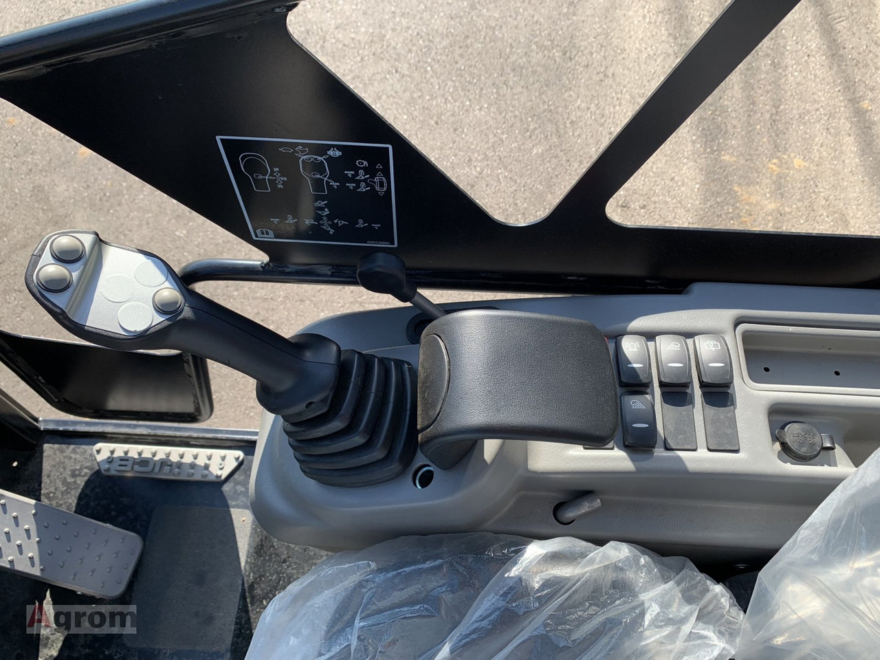 Новый Компактный фронтальный погрузчик JCB 403: фото 12 Новый Компактный фронтальный погрузчик JCB 403: фото 12