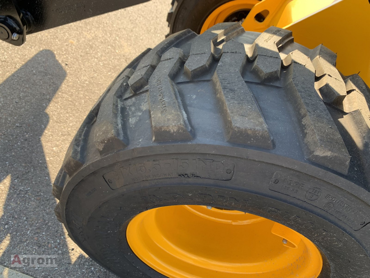 Новый Компактный фронтальный погрузчик JCB 403: фото 14 Новый Компактный фронтальный погрузчик JCB 403: фото 14