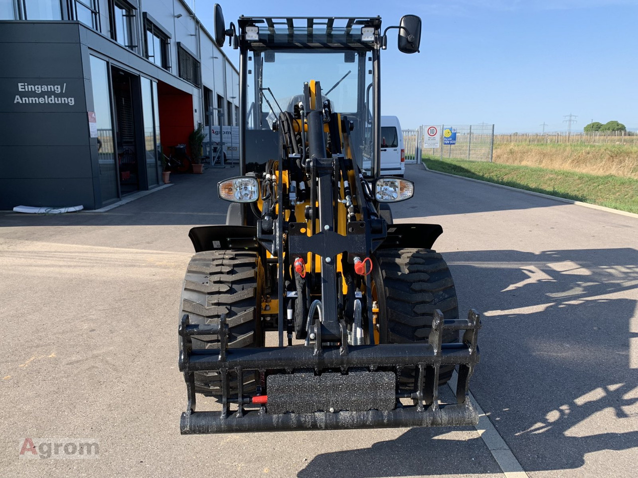Новый Компактный фронтальный погрузчик JCB 403: фото 8 Новый Компактный фронтальный погрузчик JCB 403: фото 8