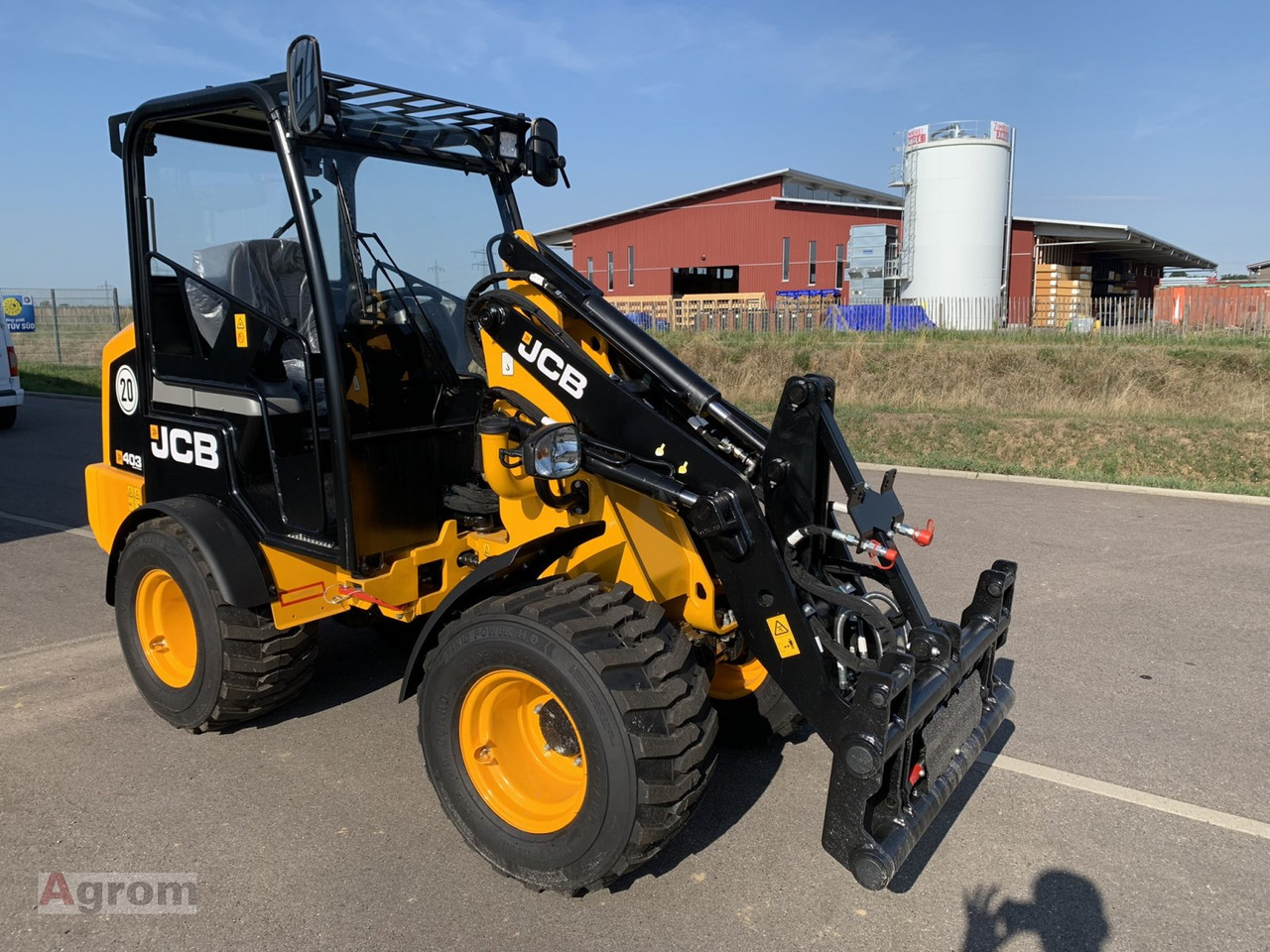 Новый Компактный фронтальный погрузчик JCB 403: фото 7 Новый Компактный фронтальный погрузчик JCB 403: фото 7