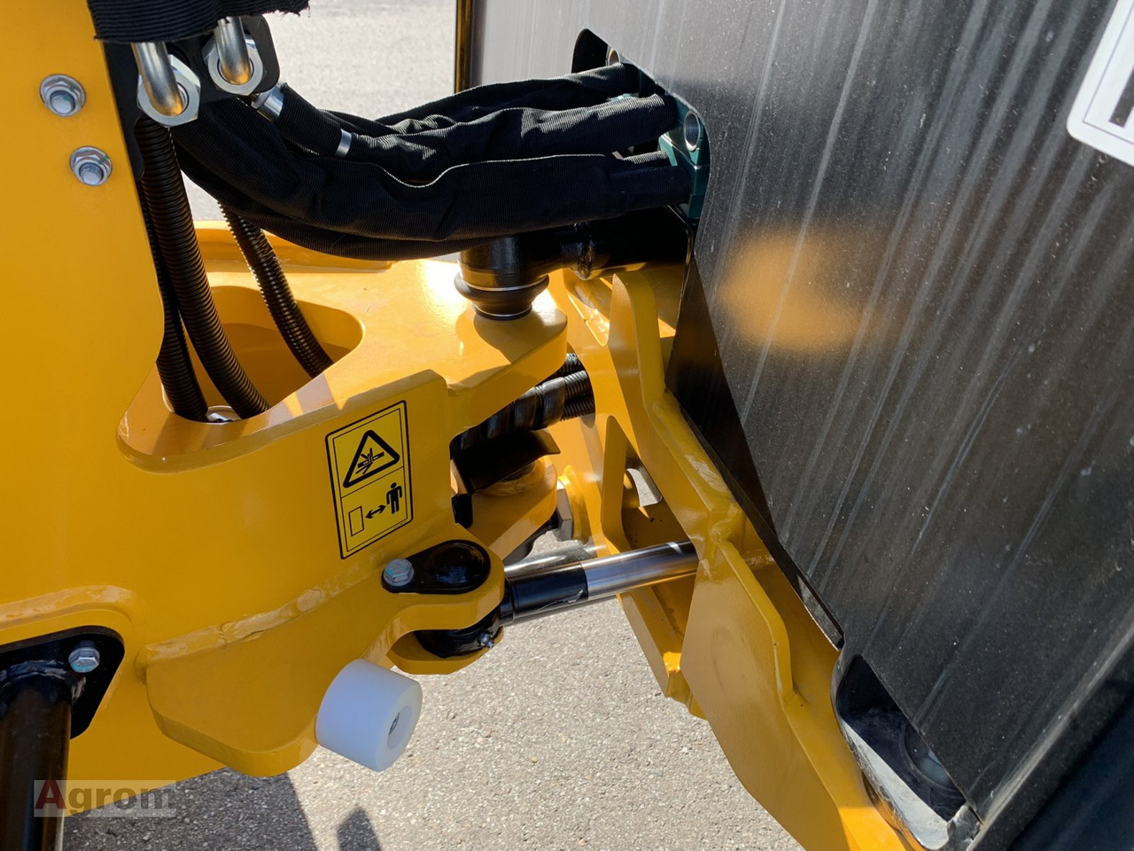 Новый Компактный фронтальный погрузчик JCB 403: фото 10 Новый Компактный фронтальный погрузчик JCB 403: фото 10