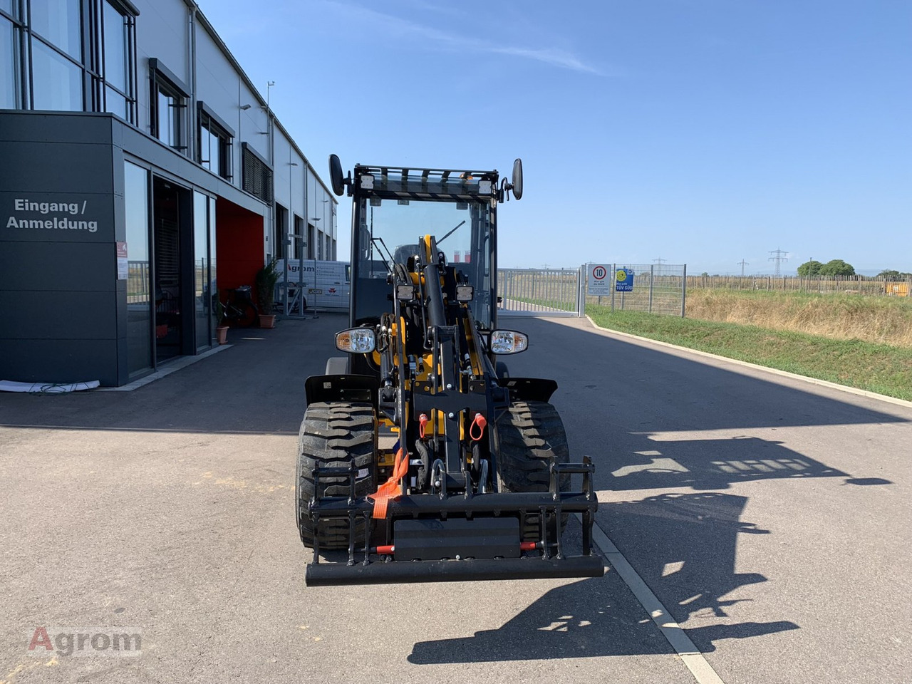 Новый Компактный фронтальный погрузчик JCB 403 Plus: фото 9