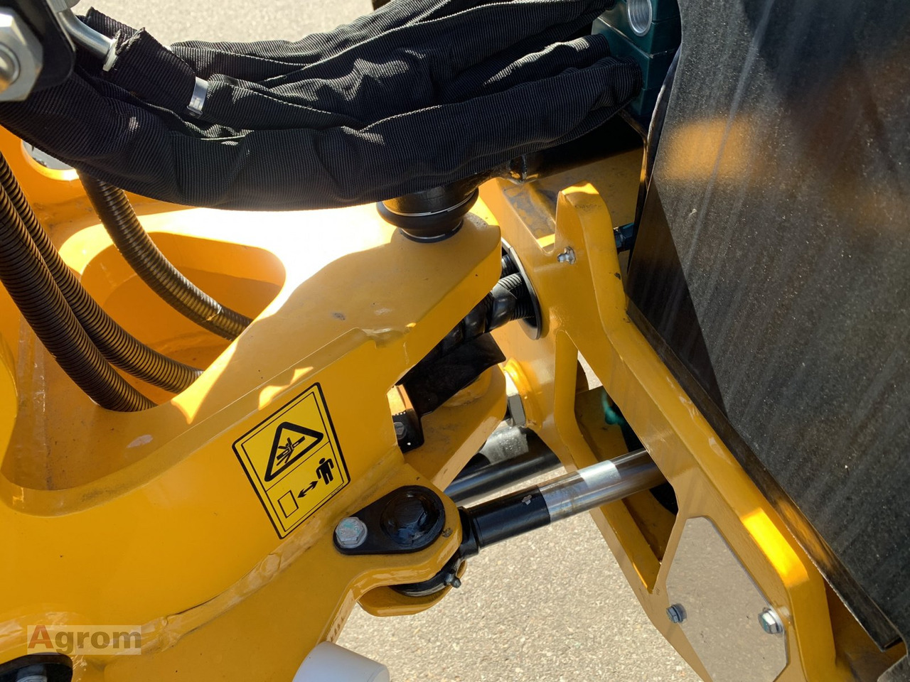 Новый Компактный фронтальный погрузчик JCB 403 Plus: фото 11