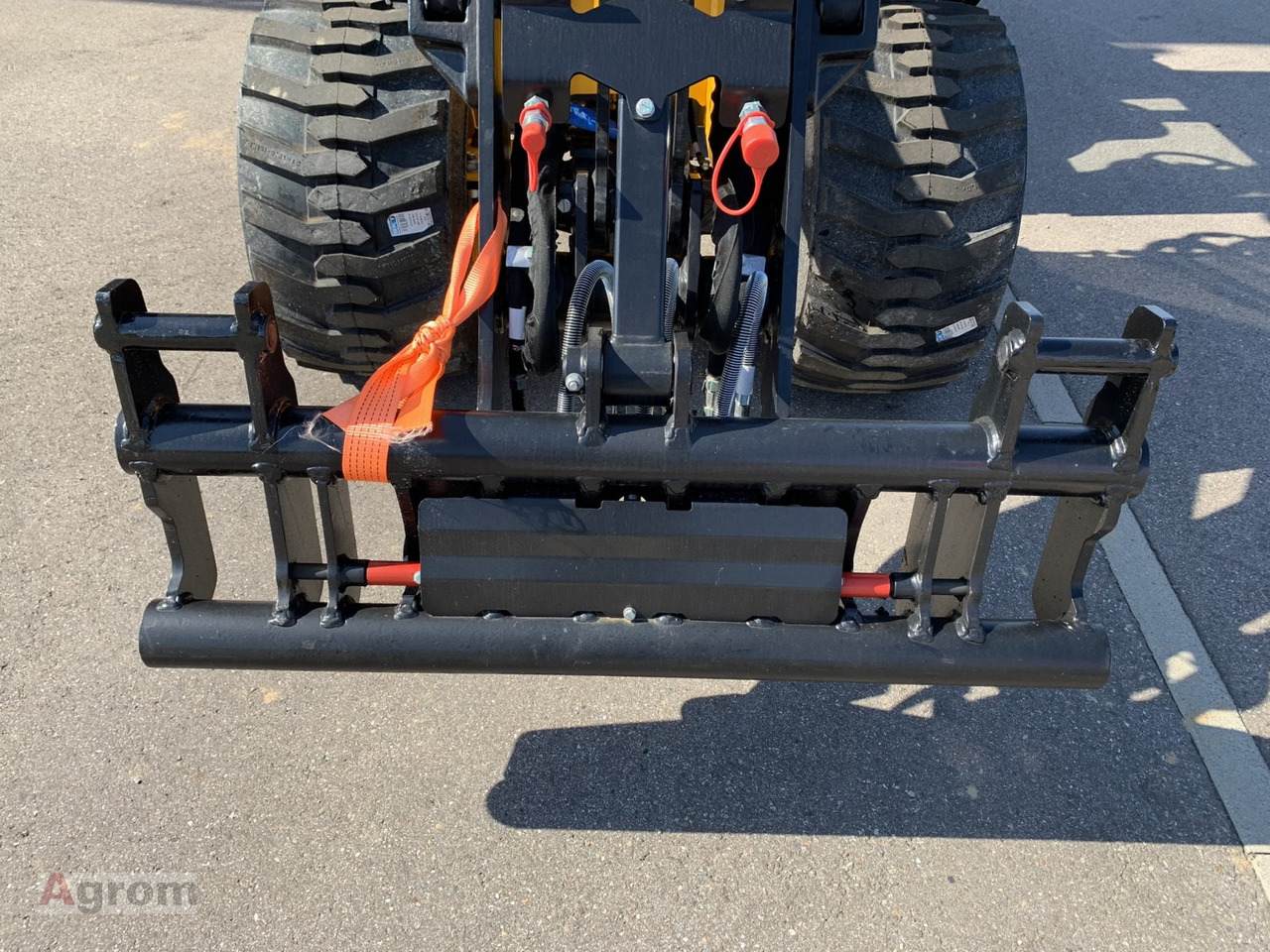 Новый Компактный фронтальный погрузчик JCB 403 Plus: фото 10