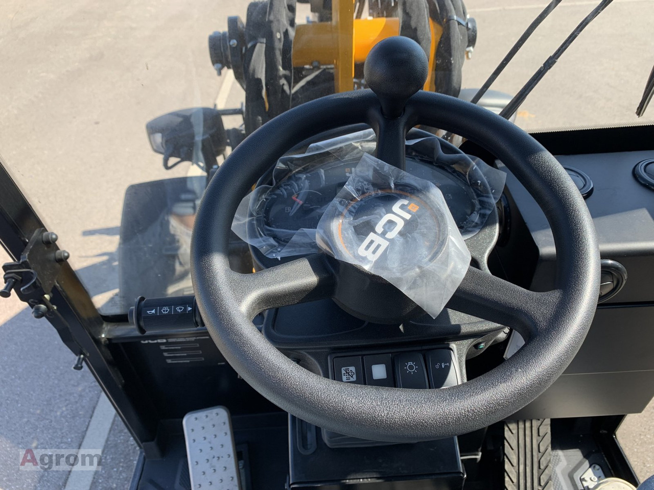 Новый Компактный фронтальный погрузчик JCB 403 Plus: фото 14