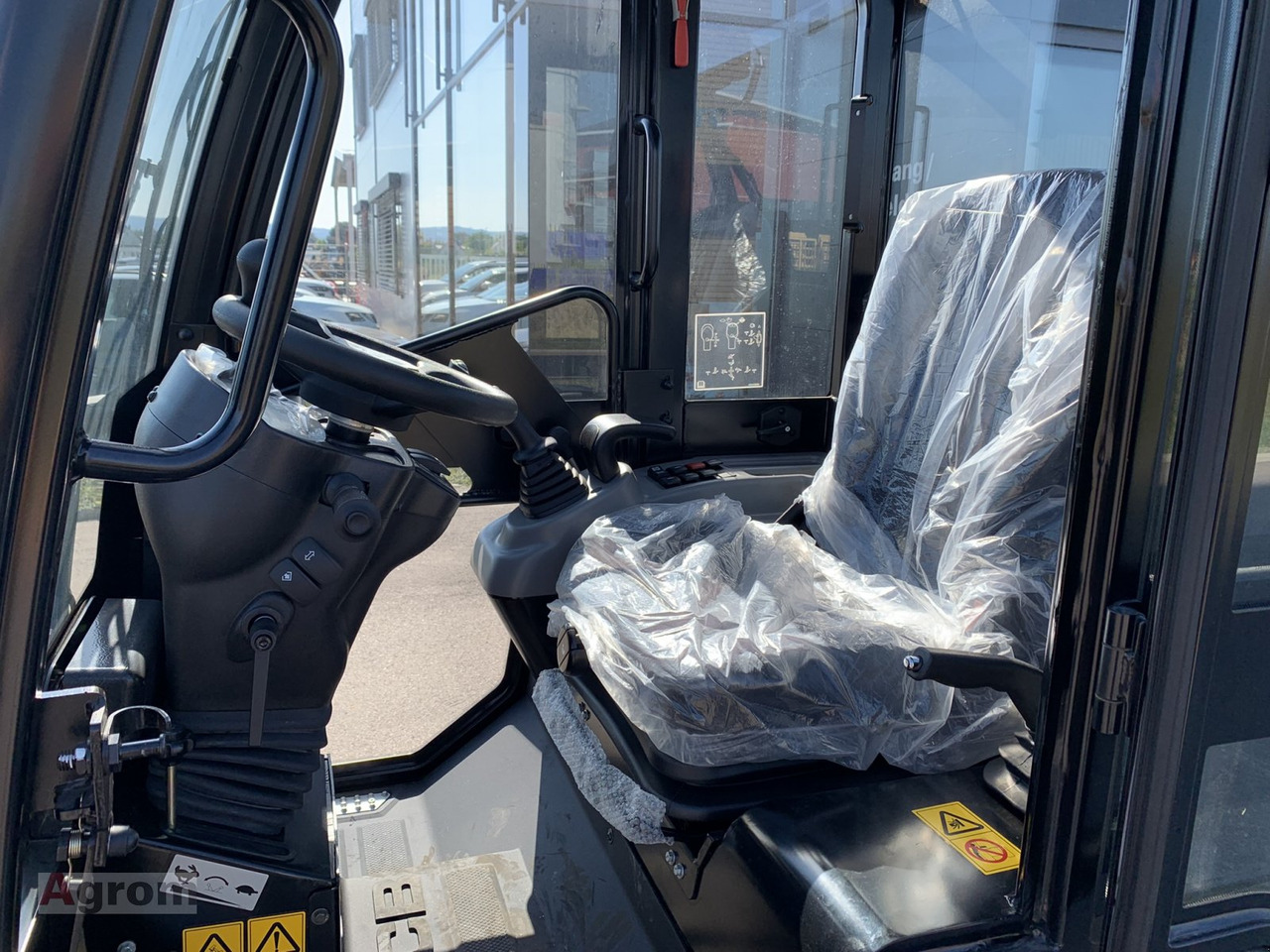 Новый Компактный фронтальный погрузчик JCB 403 Plus: фото 12