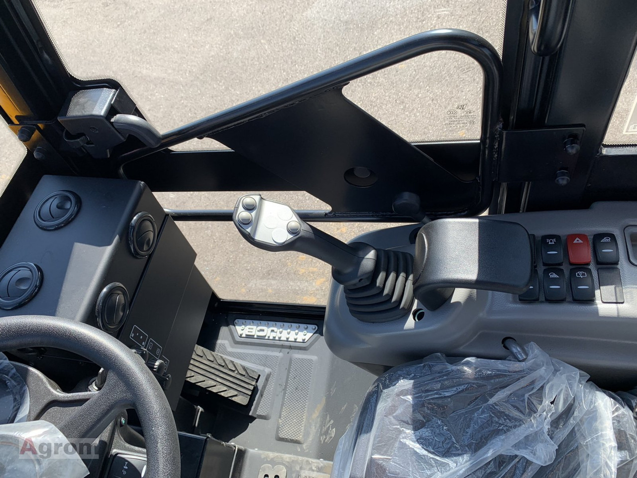 Новый Компактный фронтальный погрузчик JCB 403 Plus: фото 13