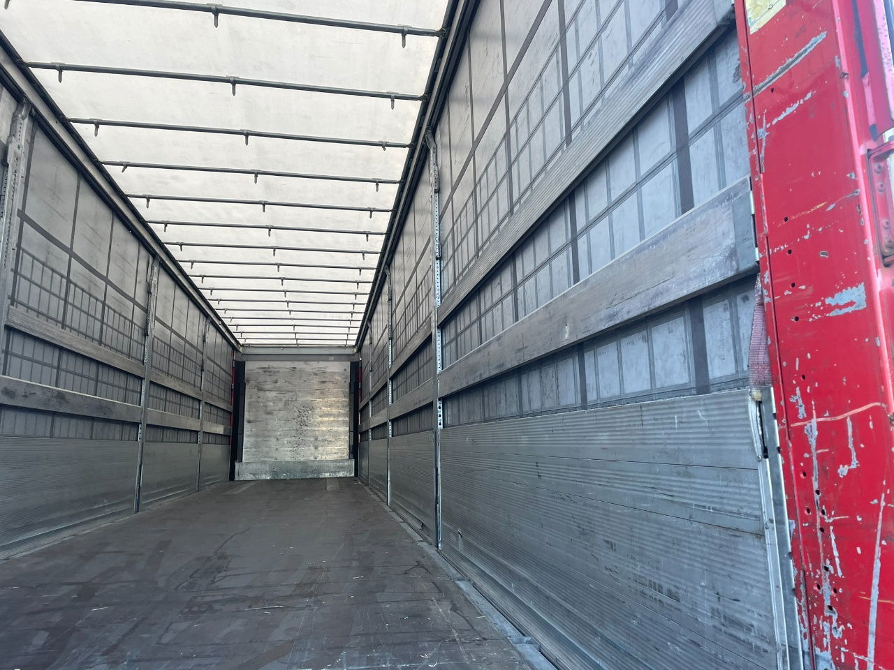 Тентованный полуприцеп Schmitz Cargobull SCB-S3T EN 12642-XL / Allu borden / disc brakes / 2 x toolbox / tuf 4-2026: фото 6 Тентованный полуприцеп Schmitz Cargobull SCB-S3T EN 12642-XL / Allu borden / disc brakes / 2 x toolbox / tuf 4-2026: фото 6