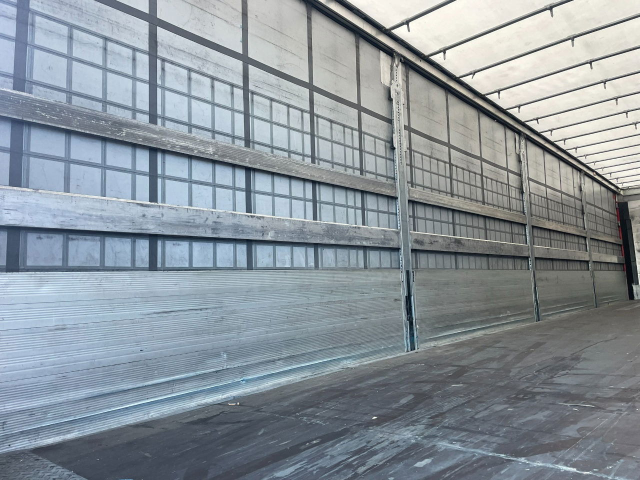 Тентованный полуприцеп Schmitz Cargobull SCB-S3T EN 12642-XL / Allu borden / disc brakes / 2 x toolbox / tuf 4-2026: фото 7 Тентованный полуприцеп Schmitz Cargobull SCB-S3T EN 12642-XL / Allu borden / disc brakes / 2 x toolbox / tuf 4-2026: фото 7