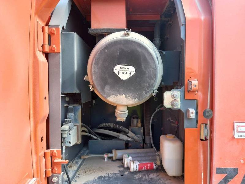 Гусеничный экскаватор Hitachi ZX220LC (Abu Dhabi): фото 18 Гусеничный экскаватор Hitachi ZX220LC (Abu Dhabi): фото 18