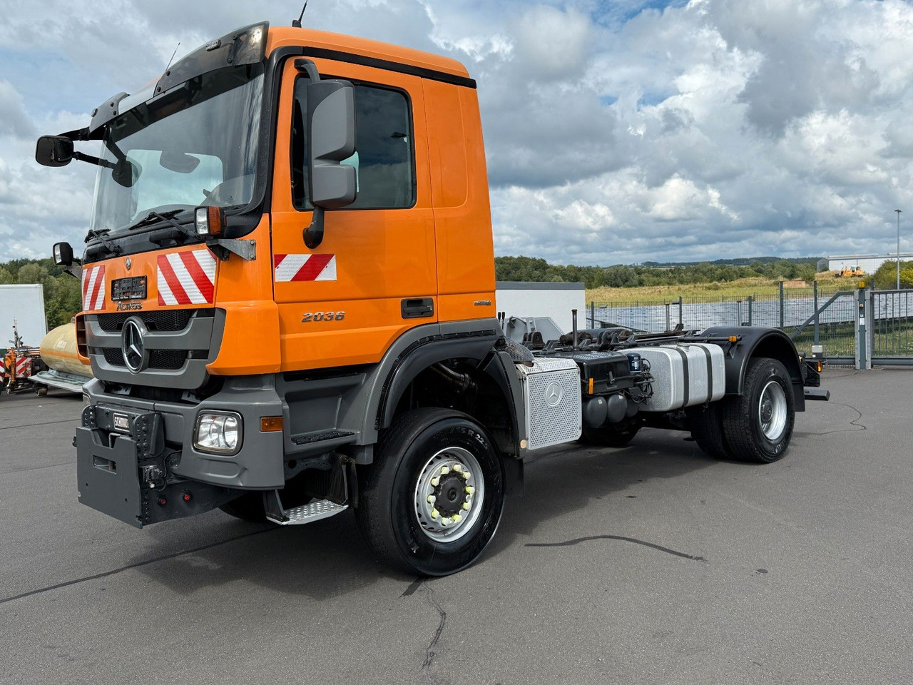Mercedes-Benz Actros 2036 4x4 Dautelwechselsystem Winterdienst - Грузовик-шасси: фото 1 Mercedes-Benz Actros 2036 4x4 Dautelwechselsystem Winterdienst - Грузовик-шасси: фото 1