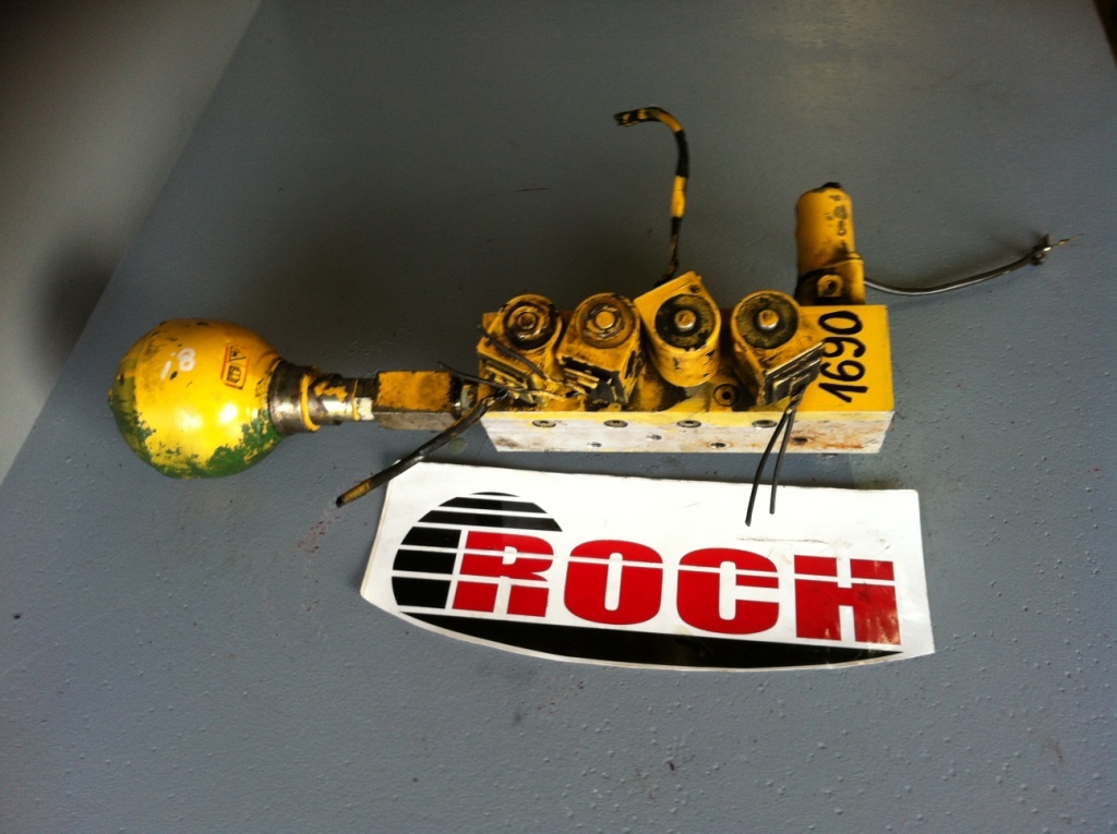 KOMATSU BLOK STEROWNICZY + HYDROAKUMULATOR 95671621 7-1 05 + CEWKI 31635 28VDC - Гидравлический клапан для Колёсных экскаваторов: фото 1 KOMATSU BLOK STEROWNICZY + HYDROAKUMULATOR 95671621 7-1 05 + CEWKI 31635 28VDC - Гидравлический клапан для Колёсных экскаваторов: фото 1