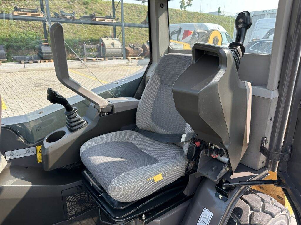 Мини-погрузчик с бортовым поворотом Volvo MC70C: фото 16