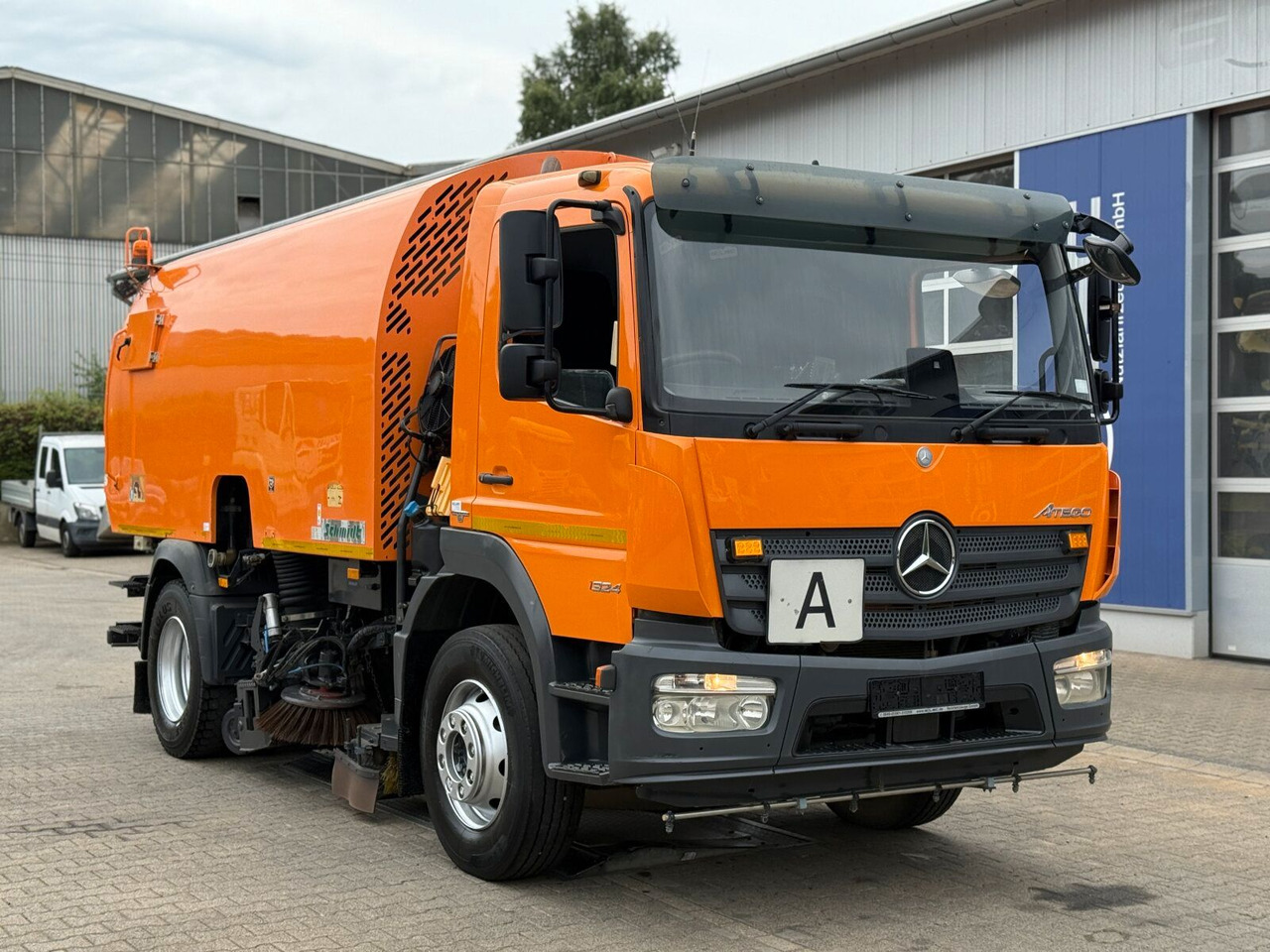 Mercedes-Benz Atego 1324 4x2 Kehrmaschine Schmidt SKF S7B 7 m³ - Подметально-уборочная машина: фото 1 Mercedes-Benz Atego 1324 4x2 Kehrmaschine Schmidt SKF S7B 7 m³ - Подметально-уборочная машина: фото 1