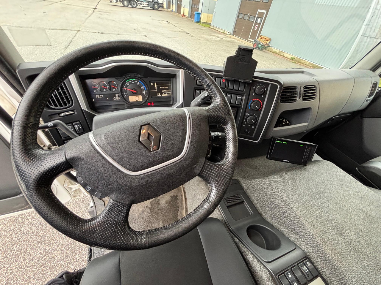 Грузовик с закрытым кузовом RENAULT D WIDE 320: фото 14