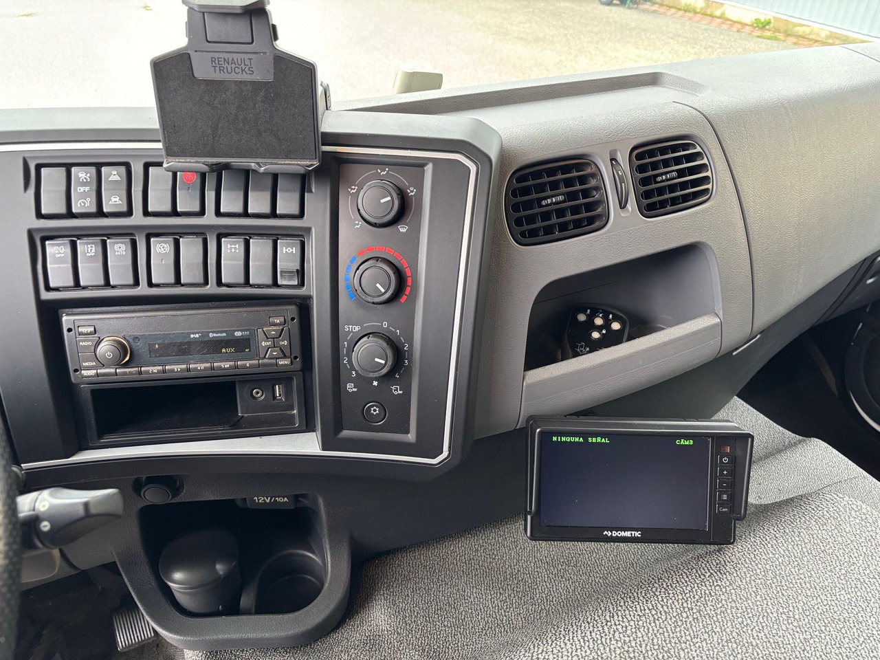 Грузовик с закрытым кузовом RENAULT D WIDE 320: фото 16