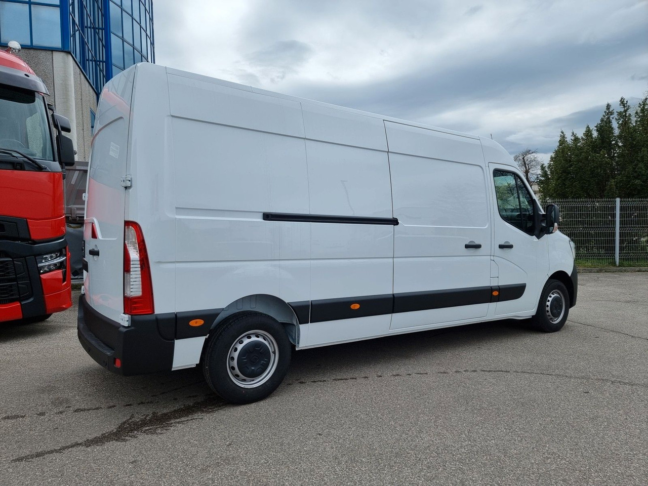 Renault Master L3H2 3,5t 150 PRO+ - Цельнометаллический фургон: фото 3 Renault Master L3H2 3,5t 150 PRO+ - Цельнометаллический фургон: фото 3