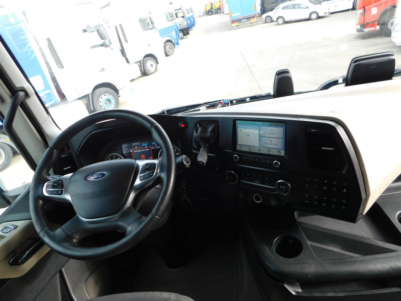 Фото интерьера 2: Тягач Ford F max 4x2 scab e6 12s2620