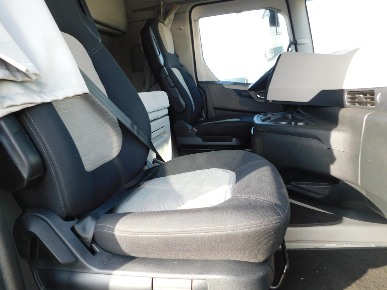 Ford F max ll 4x2 scab e6 eco 16spdamt ecotorq - Тягач: фото 5 Ford F max ll 4x2 scab e6 eco 16spdamt ecotorq - Тягач: фото 5