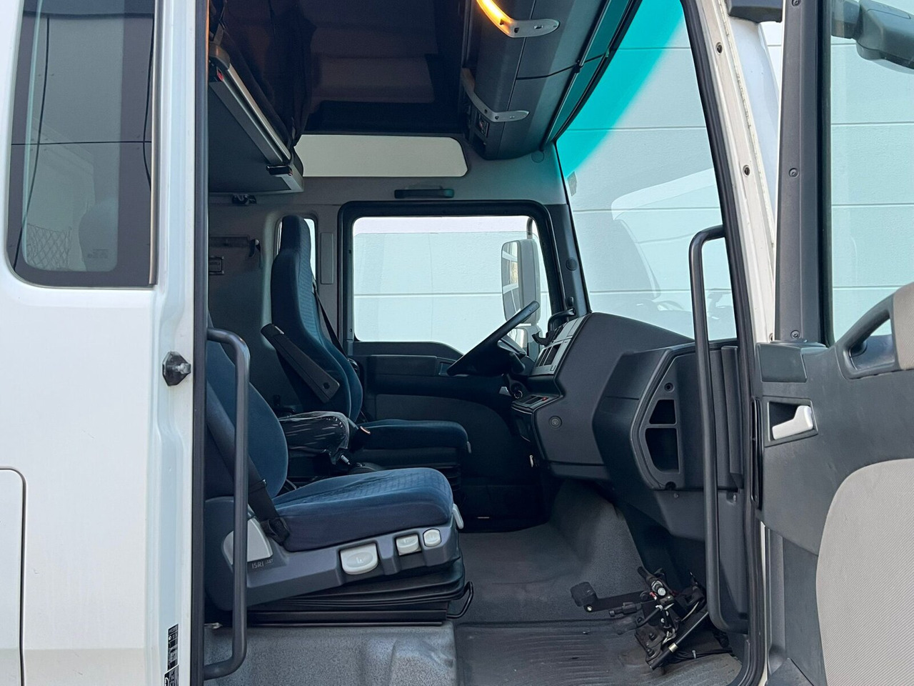 MAN TGA 18.400 4x2 LL TGA 18.400 4x2 LL, Fahrschulausstattung - Грузовик: фото 2 MAN TGA 18.400 4x2 LL TGA 18.400 4x2 LL, Fahrschulausstattung - Грузовик: фото 2