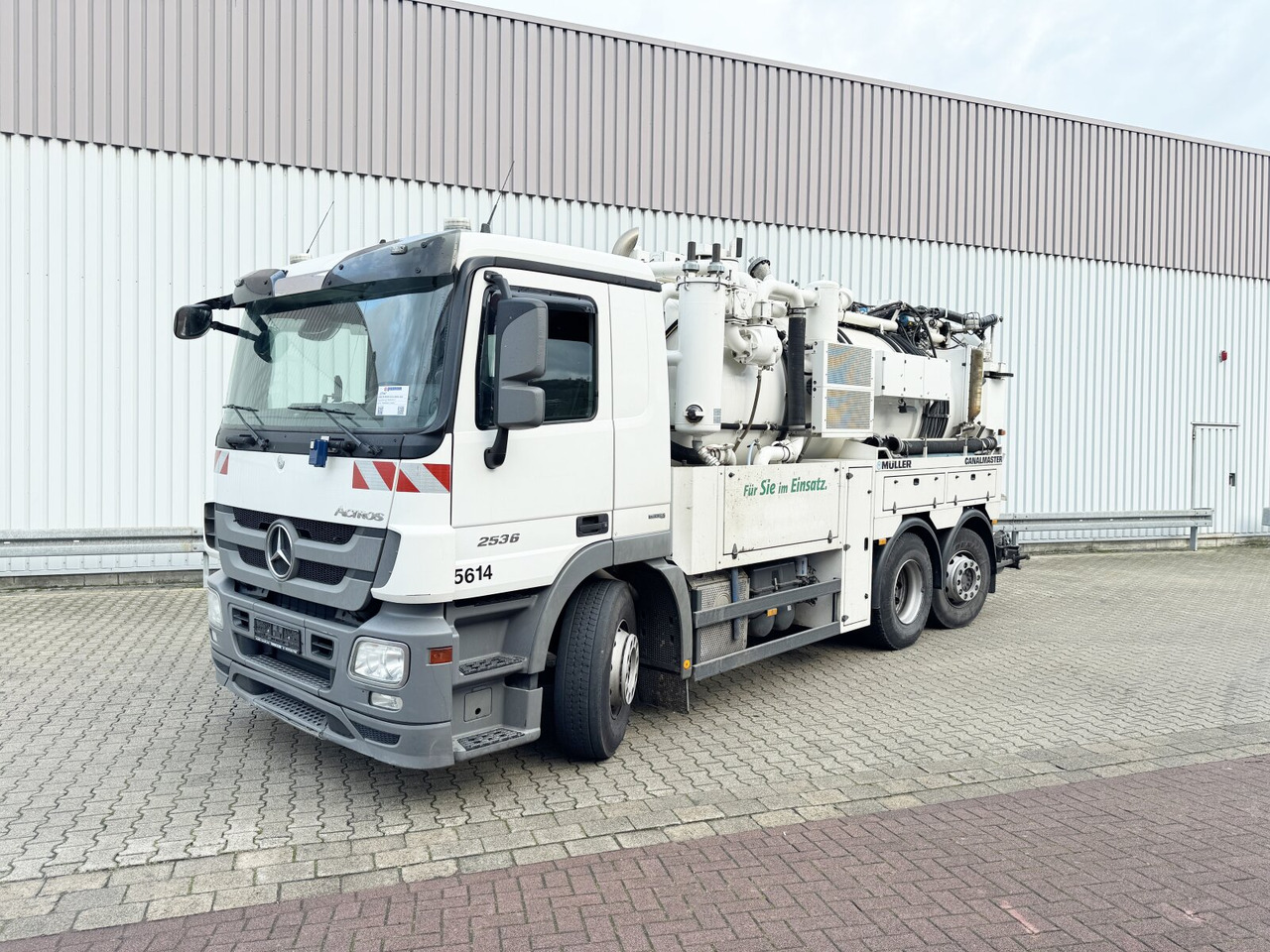 Mercedes-Benz Actros 2536 L 6x2 Actros 2536 L 6x2, Müller Saug- und Spülwagen ca. 10,5m³, Lenkachse - Грузовик: фото 1 Mercedes-Benz Actros 2536 L 6x2 Actros 2536 L 6x2, Müller Saug- und Spülwagen ca. 10,5m³, Lenkachse - Грузовик: фото 1