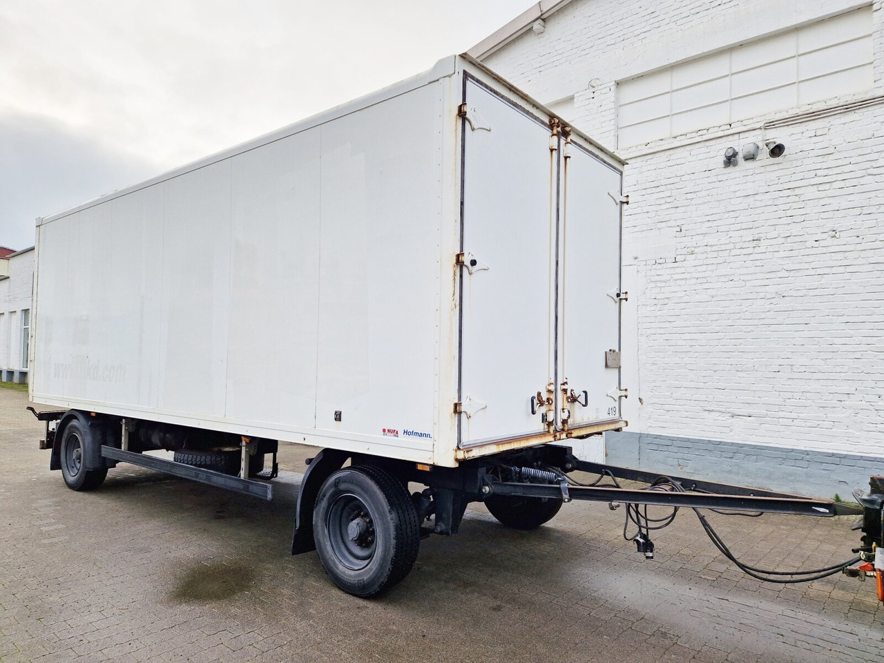 Kleiderkofferanhänger Hofmann, Kleiderkofferanhänger, durchladbar, LBW BÄR, 42 cbm - Прицеп-фургон: фото 1 Kleiderkofferanhänger Hofmann, Kleiderkofferanhänger, durchladbar, LBW BÄR, 42 cbm - Прицеп-фургон: фото 1