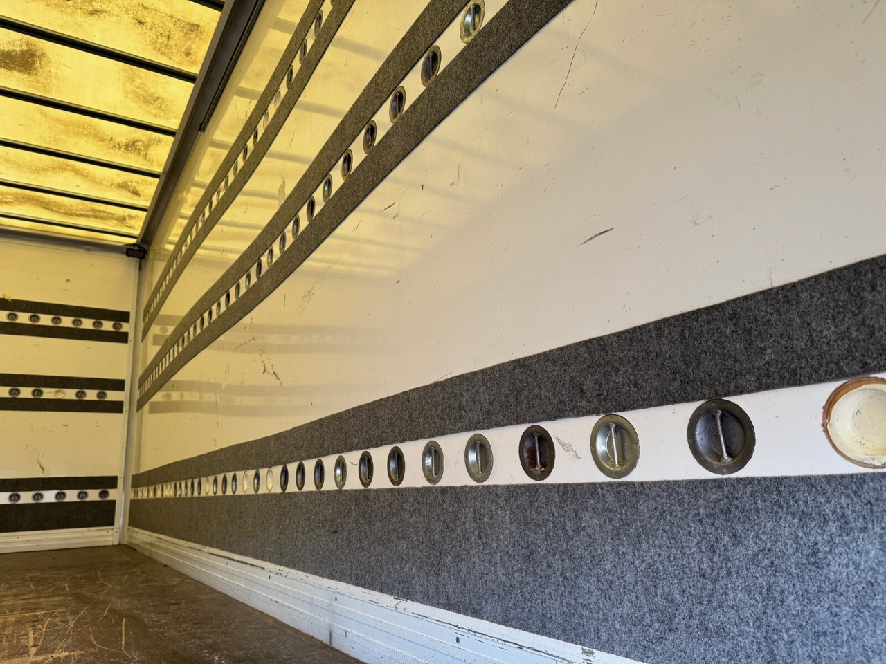 Грузовик с закрытым кузовом MAN TGL 8.150 4x2 BL TGL 8.150 4x2 BL, Möbelkoffer mit Rolltor: фото 12 Грузовик с закрытым кузовом MAN TGL 8.150 4x2 BL TGL 8.150 4x2 BL, Möbelkoffer mit Rolltor: фото 12