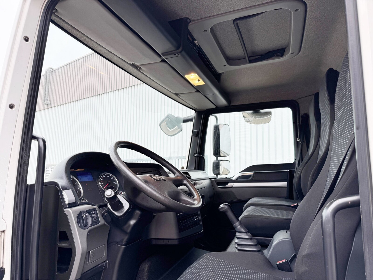 MAN TGL 8.150 4x2 BL TGL 8.150 4x2 BL, Möbelkoffer mit Rolltor - Грузовик с закрытым кузовом: фото 4 MAN TGL 8.150 4x2 BL TGL 8.150 4x2 BL, Möbelkoffer mit Rolltor - Грузовик с закрытым кузовом: фото 4