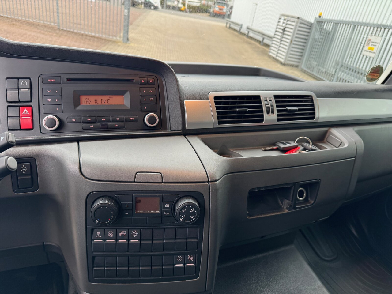 Грузовик с закрытым кузовом MAN TGL 8.150 4x2 BL TGL 8.150 4x2 BL, Möbelkoffer mit Rolltor: фото 5 Грузовик с закрытым кузовом MAN TGL 8.150 4x2 BL TGL 8.150 4x2 BL, Möbelkoffer mit Rolltor: фото 5