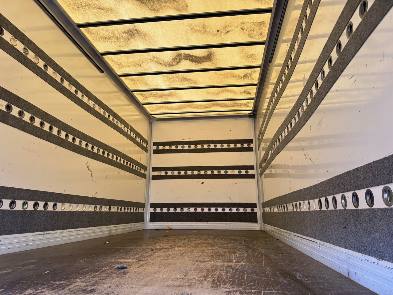 Грузовик с закрытым кузовом MAN TGL 8.150 4x2 BL TGL 8.150 4x2 BL, Möbelkoffer mit Rolltor: фото 11 Грузовик с закрытым кузовом MAN TGL 8.150 4x2 BL TGL 8.150 4x2 BL, Möbelkoffer mit Rolltor: фото 11