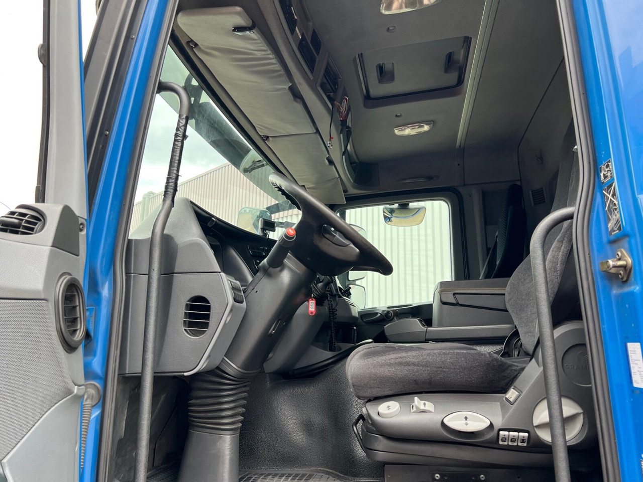 Фото интерьера 1: Грузовик-цистерна Mercedes-Benz Actros 1841 L 4x2 Actros 1841 L 4x2, Esterer-Tankaufbau, 3 Kammern, 14.000l, ADR