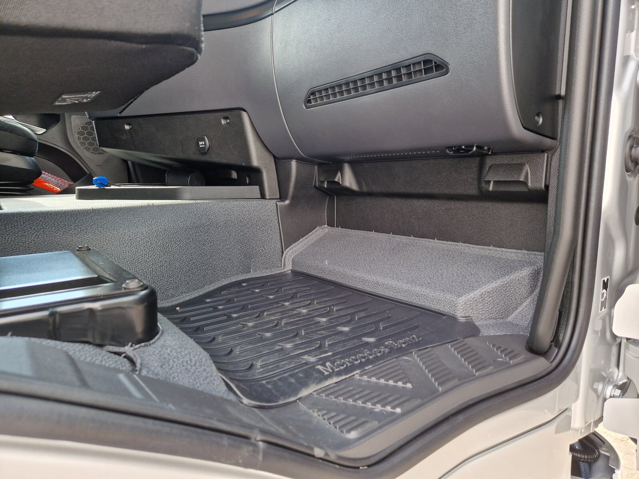 Mercedes-Benz Actros 2553 LL 6x2 Actros 2553 LL 6x2/46, Retarder, Liftachse, MultimediaCockpit, LED, Navi - Крюковой мультилифт: фото 4 Mercedes-Benz Actros 2553 LL 6x2 Actros 2553 LL 6x2/46, Retarder, Liftachse, MultimediaCockpit, LED, Navi - Крюковой мультилифт: фото 4