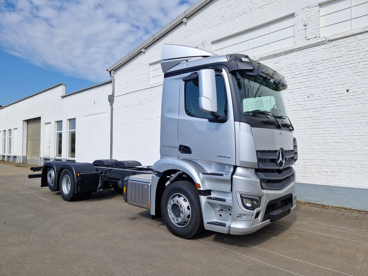Mercedes-Benz Actros 2553 LL 6x2 Actros 2553 LL 6x2, Retarder, Liftachse, MultimediaCockpit, LED, Navi - Грузовик-шасси: фото 1 Mercedes-Benz Actros 2553 LL 6x2 Actros 2553 LL 6x2, Retarder, Liftachse, MultimediaCockpit, LED, Navi - Грузовик-шасси: фото 1