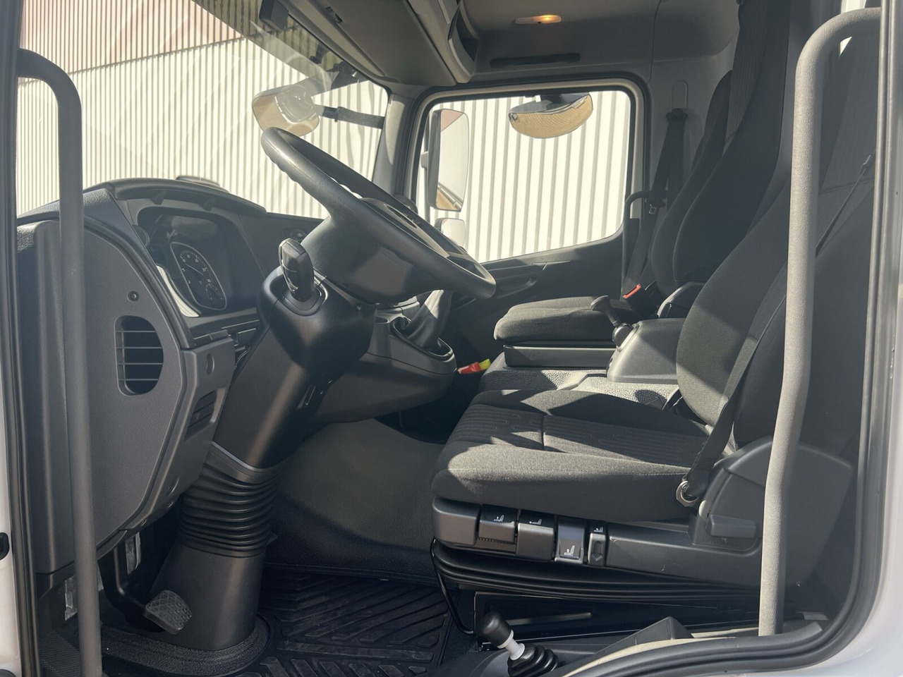 Mercedes-Benz Atego 818 K 4x2 Atego 818 K 4x2, 2x AHK, Meiller-Kipper, mehrfach Vorhanden! - Грузовик-шасси: фото 4 Mercedes-Benz Atego 818 K 4x2 Atego 818 K 4x2, 2x AHK, Meiller-Kipper, mehrfach Vorhanden! - Грузовик-шасси: фото 4